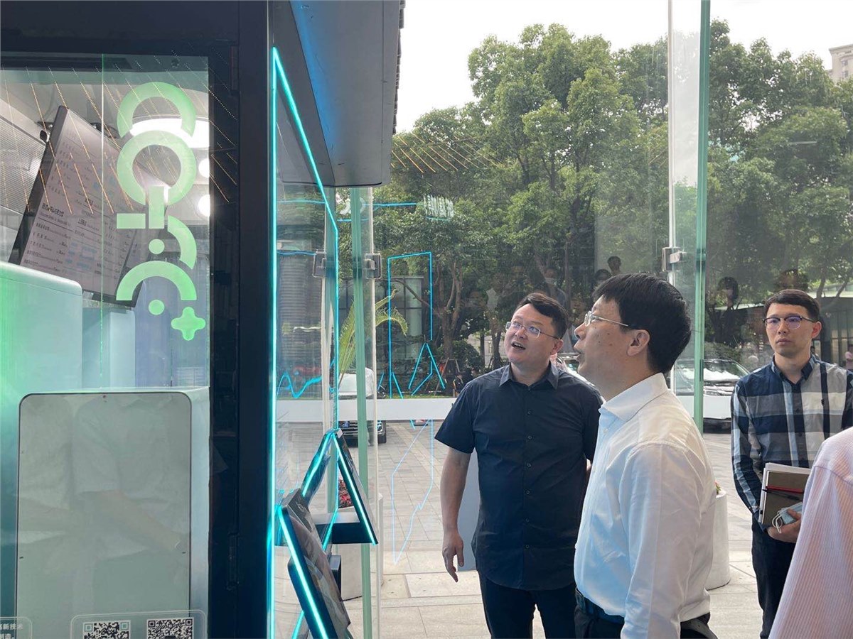上海市委書記于邵良，親切視察COFE+機器人咖啡亭